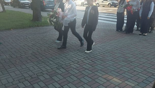 Wspólne złożenie symbolicznych wiązanek kwiatów